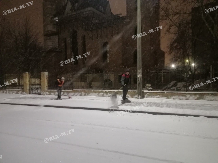 В Мелитополе снегопад - водителей и пешеходов просят соблюдать осторожность 